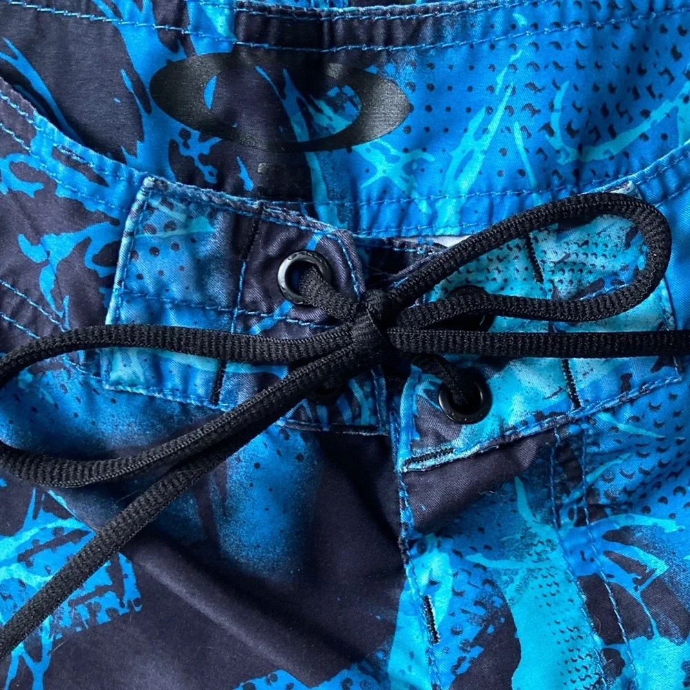 Oakley Blue &Black Floral Print Board Shorts Size 32  21”Length EUC